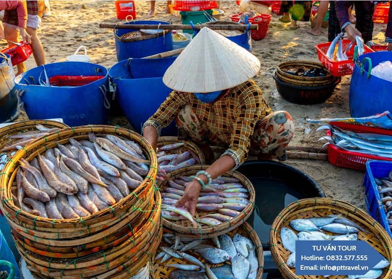 chợ trung tâm quan lạn