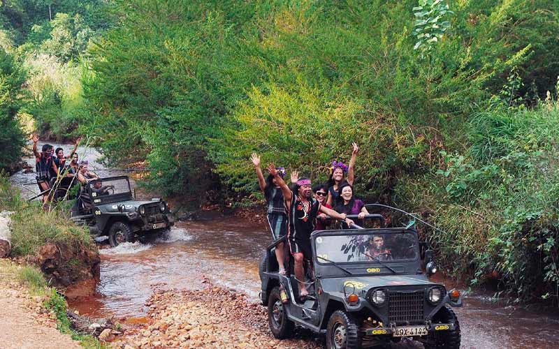 Trải nghiệm đi xe jeep băng rừng lội suối