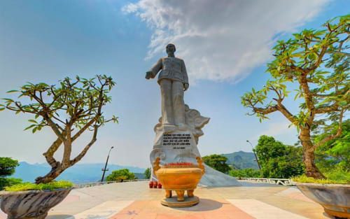 Thăm quan tượng đài chiến thắng Điện Biên