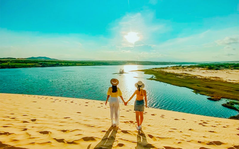 Khung cảnh đồi cát hồ nước xanh Bàu Sen