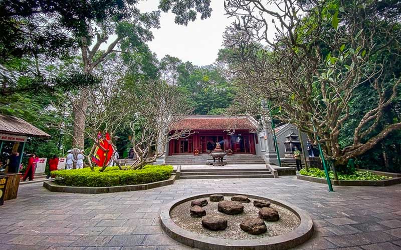 Tham quan cảnh quan khu đền Hùng Phú Thọ