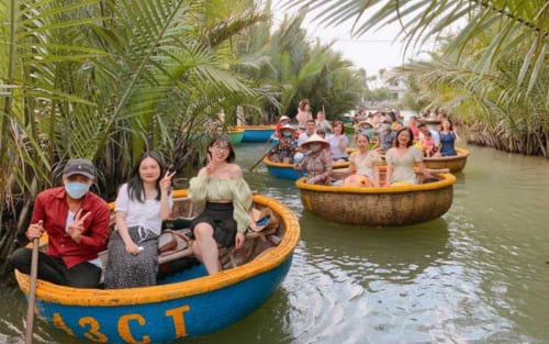 Ngồi thuyền thúng tại rừng dừa Bảy Mẫu